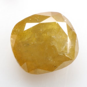 Puede incluir: Una piedra preciosa de diamante amarillo, facetada, de forma ovalada.