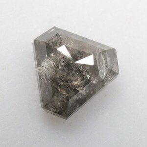 0.63 CT 5.2 X 5.0 MM Diamante Naturale Sciolto, Diamante taglio trilione, Colore grigio Taglio antico Geometrico Trilione di Diamante, R2759