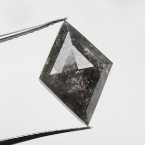2.66 CT 13.1 X 9.1 MM Diamante suelto natural, Diamante en forma de cometa, Diamante rombo de color gris sal y pimienta / negro Rhombus Kite Diamond, para anillo de cometa R8014