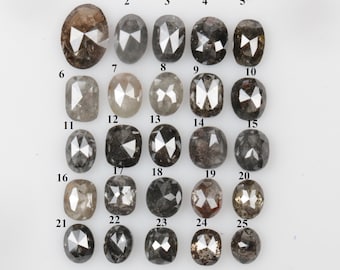 Pode incluir: Uma coleção de vinte e cinco diamantes soltos, não lapidados, em várias formas e tons de cinza, castanho e preto. As pedras preciosas estão dispostas sobre uma superfície branca, cada uma com um padrão interno e brilho únicos. Os diamantes estão numerados de 1 a 25.
