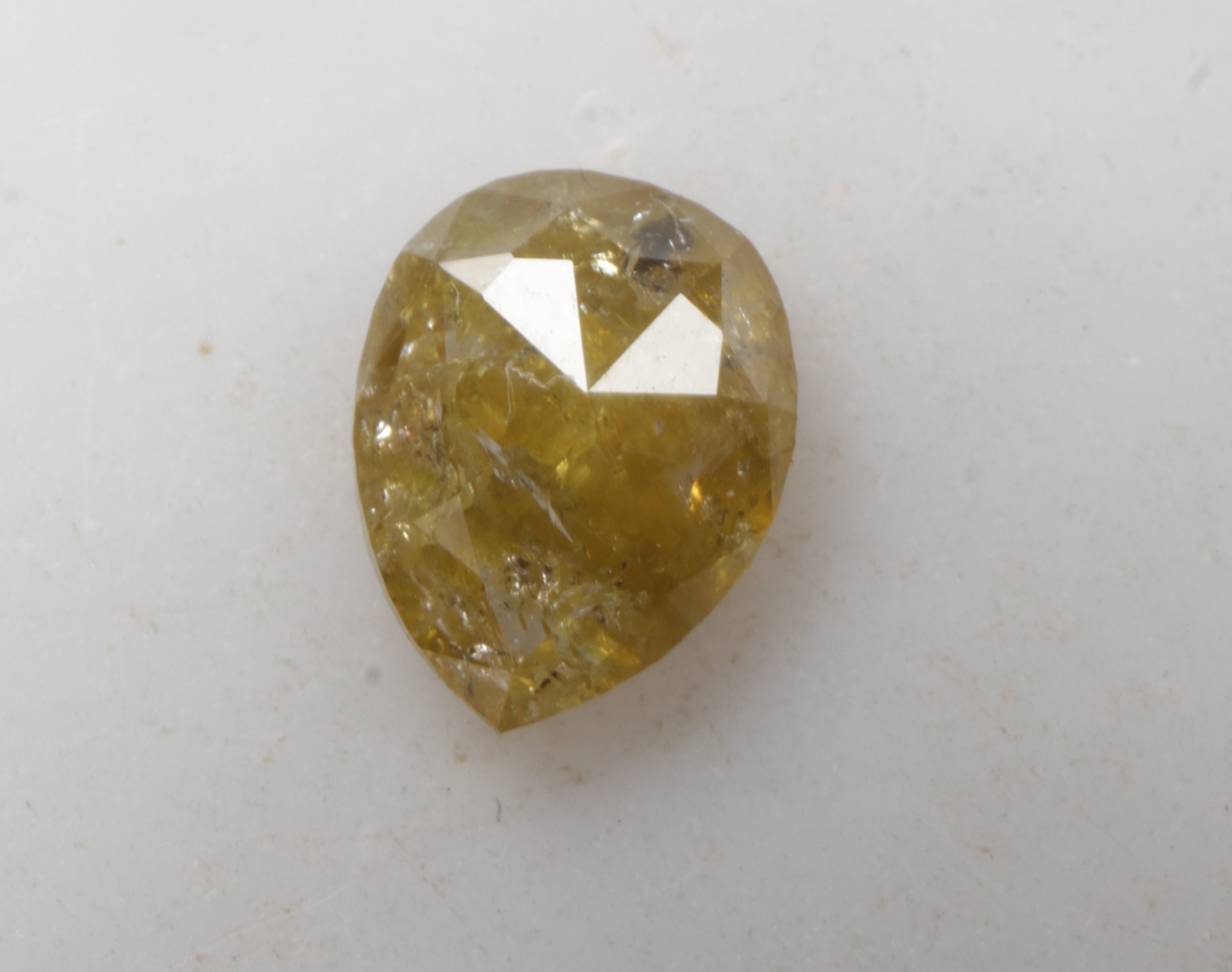0.56 CT 6.3 x 4.9 MM 天然ルースペアカットダイヤモンド、ファンシー 