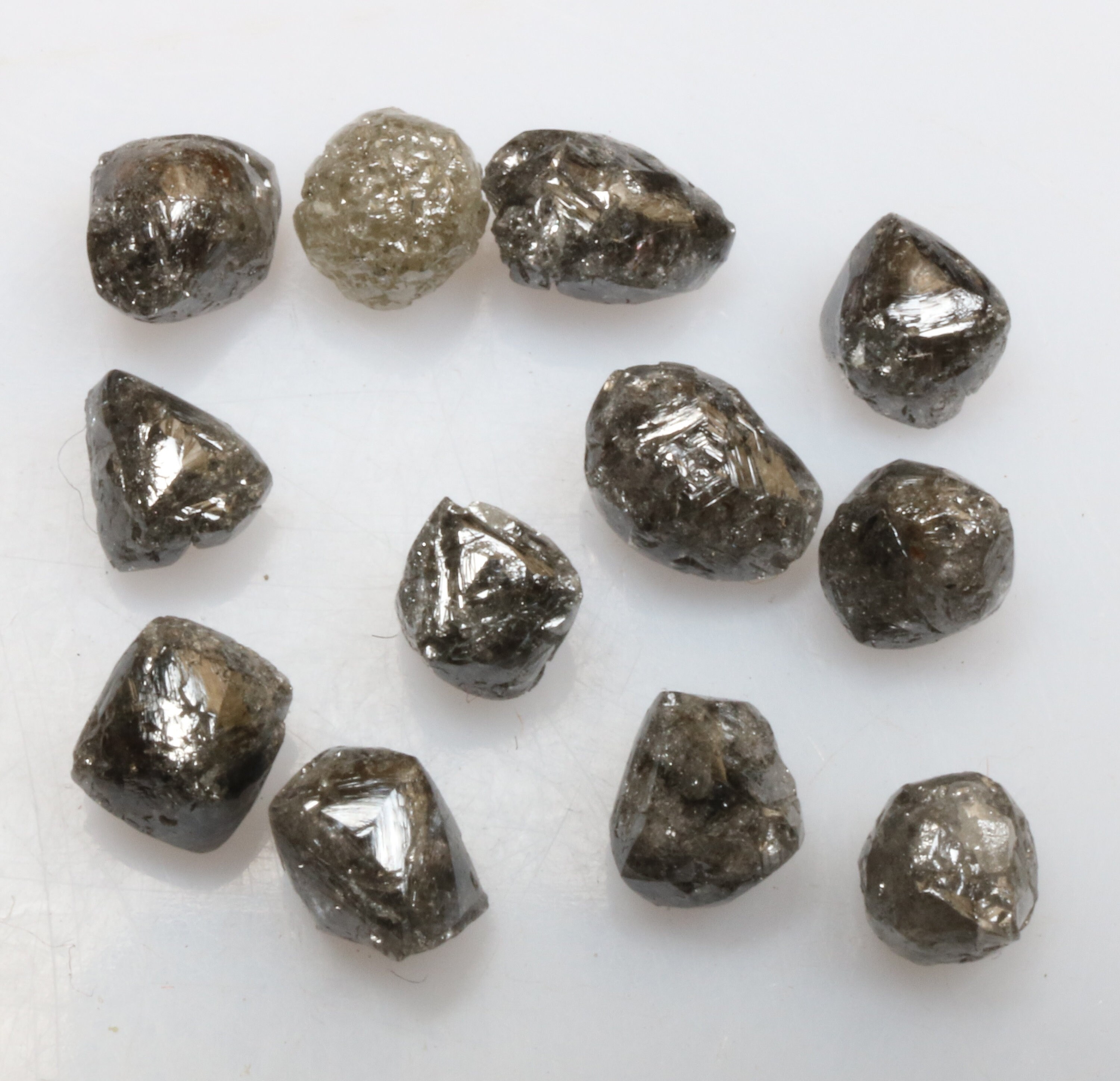 キ*ロ様 DEELUXE ROUGH DIAMOND S1 2022-2023 4.63 Ct 5.1 X 3.8 Mm to 4.0 X 3.6 Mm Natural Loose Black Grey