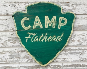 Custom Camping Sign – Personalized Wooden Cabin Sign, Hand Painted Lake House Decor, Family Camp Name Sign, Outdoor Rustic Farmhouse Art