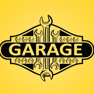 Puede incluir: Logotipo en blanco y negro con la palabra "GARAGE" en una pancarta con un diseño de llaves.