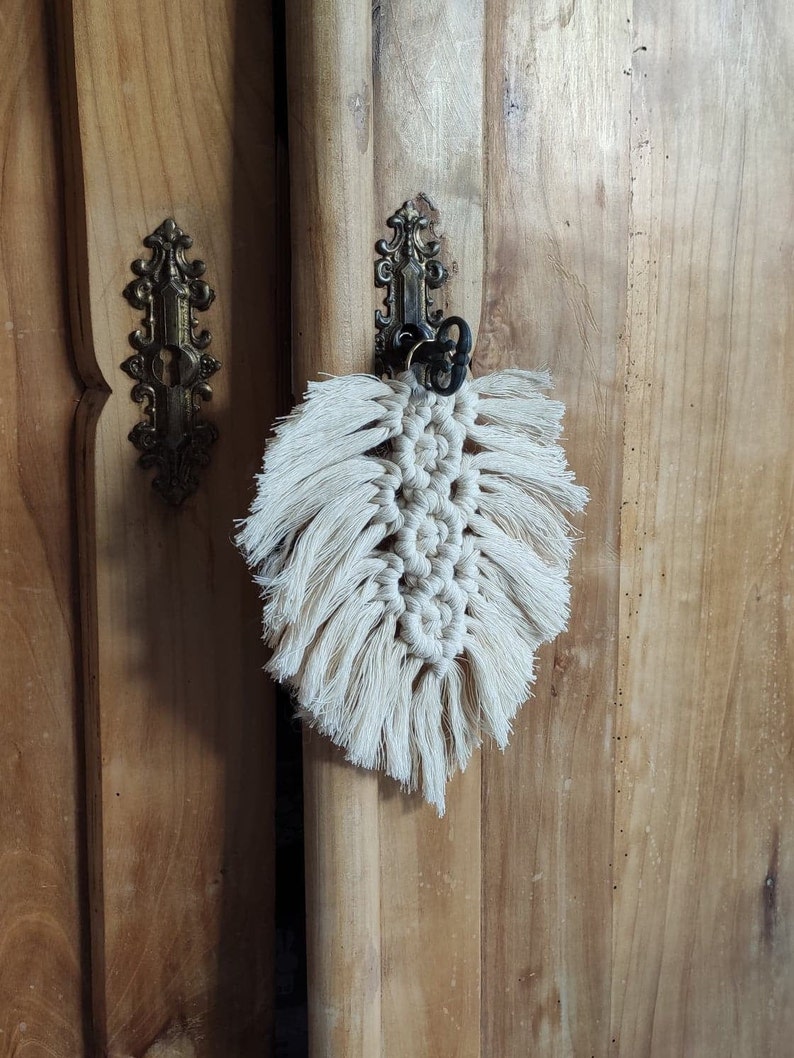 Decorative sheet in macram\u00e9