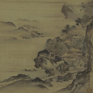 Op de afbeelding: Een traditioneel Japans inktwassen schilderij dat een sereen landschap uitbeeldt. Het kunstwerk toont bergen, water, bomen en kleine gebouwen, allemaal weergegeven in grijstinten en zwart. Een kleine boot is zichtbaar op het water en figuren lopen op een pad.