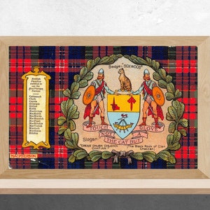 Puede incluir: Una postal vintage con un fondo de tartán a cuadros y un escudo de armas en el centro. El escudo de armas presenta un gato, un escudo y dos figuras que sostienen espadas. El texto de la postal dice "Badge - BOXWOOD" y "Touch not the cat but a glove".