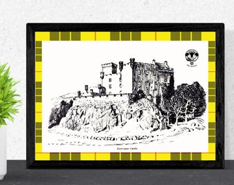 以下が含まれることがあります： 丘の上に建つ城の白黒の線画で、手前に木が描かれている。絵は黄色と黒の格子模様の枠で囲まれている。絵の下には「Inverness Castle」という文字が書かれている。