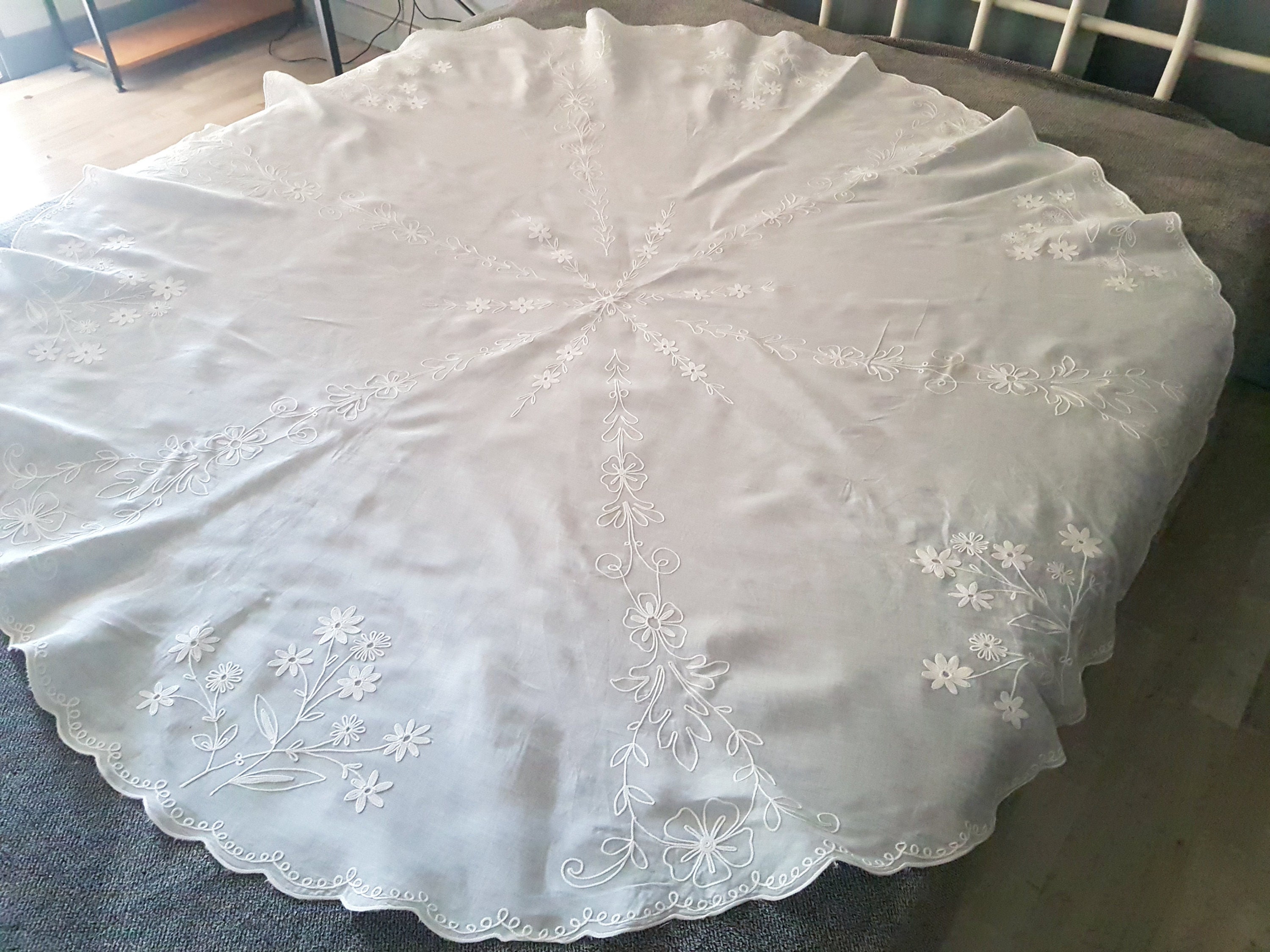 Nappe Ancienne , Origine France en Mousseline de Coton, Broderies Cornely