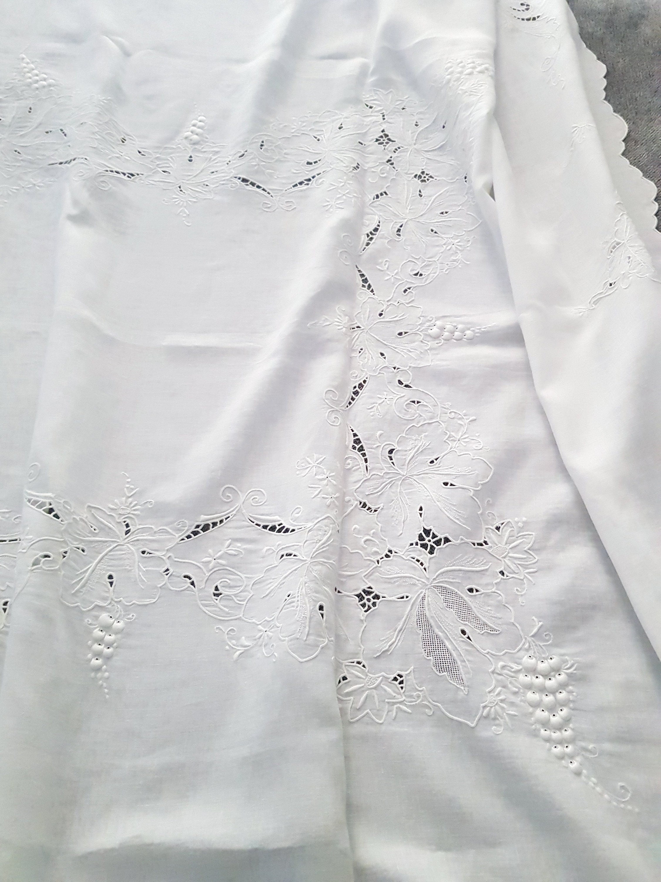 Nappe Ancienne en Lin Brodée et Cinq Serviettes Assorties Origine France.