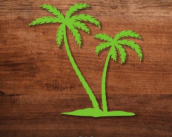 Könnte beinhalten: Zwei grüne Palmen aus Papier, die auf einen braunen Holzgrund gelegt wurden.
