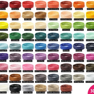 Könnte beinhalten: Eine Karte mit 30 verschiedenen Farben gewachster Baumwollschnur, jede Farbe zu einer Spule gewickelt. Die Farben sind in Reihen und Spalten angeordnet, wobei jede Farbe mit einer Nummer und einem Namen gekennzeichnet ist. Die Schnur ist 30 Fuß lang.