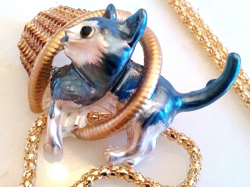 Cat Precious Kitty In A Basket Accessory Enameled Figural CAT /& BASKET BROOCH Precious Pet Pin Pendant Necklace Gold Tone Set. Animal