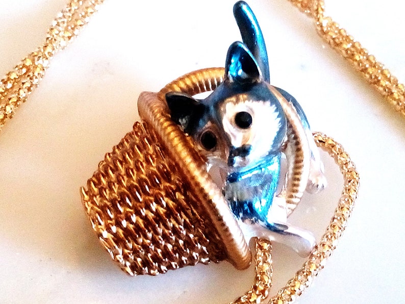 Cat Precious Kitty In A Basket Accessory Enameled Figural CAT /& BASKET BROOCH Precious Pet Pin Pendant Necklace Gold Tone Set. Animal