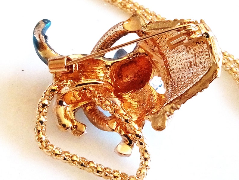 Cat Precious Kitty In A Basket Accessory Enameled Figural CAT /& BASKET BROOCH Precious Pet Pin Pendant Necklace Gold Tone Set. Animal