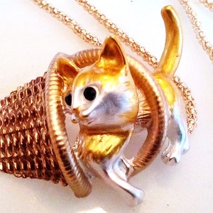 Cat Precious Kitty In A Basket Accessory Enameled Figural CAT /& BASKET BROOCH Precious Pet Pin Pendant Necklace Gold Tone Set. Animal