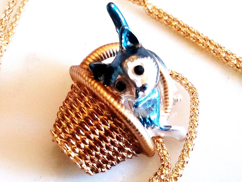 Cat Precious Kitty In A Basket Accessory Enameled Figural CAT /& BASKET BROOCH Precious Pet Pin Pendant Necklace Gold Tone Set. Animal