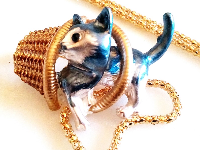 Cat Precious Kitty In A Basket Accessory Enameled Figural CAT /& BASKET BROOCH Precious Pet Pin Pendant Necklace Gold Tone Set. Animal