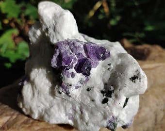Cristales de escapolita púrpura y turmalina verde en matriz de cuarzo nieve - Ejemplar de exhibición de Afganistán - Mineral cristalino raro