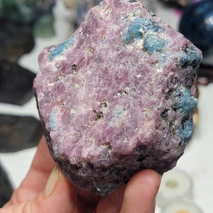 Cyanite bleue Aqua Gem en rubis - Réactif aux UV - Spécimen