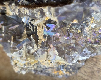 Natuurlijk iriserende fluorietkristallencluster