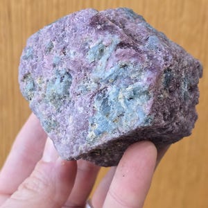 Aqua Gem Kyanite en rubis - Réactif aux UV - Spécimen de cristal - Cristaux fluorescents