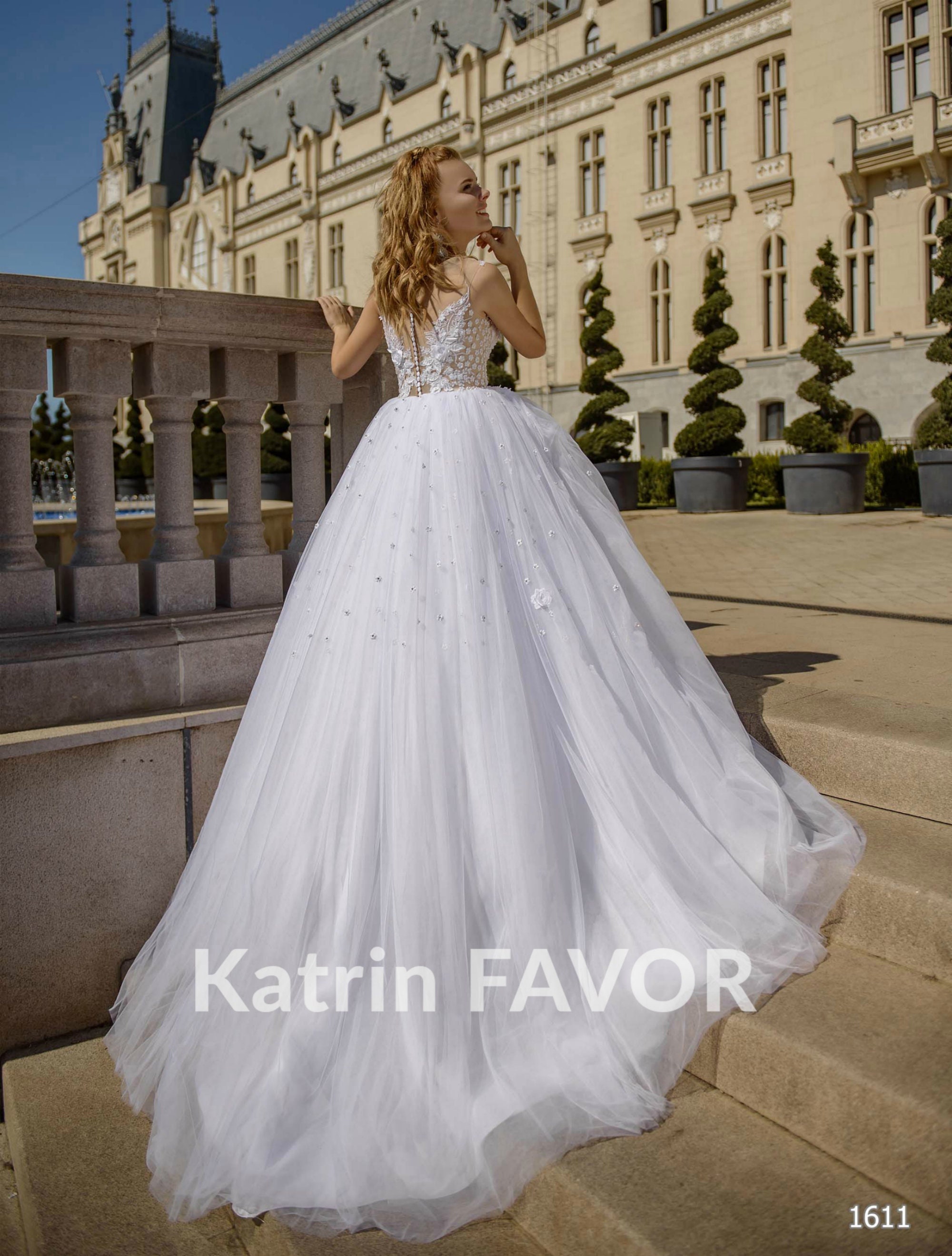 Fairy Ball Gown V Neck Tulle White Wedding Dress with Appliques VK090806