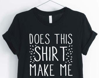 Puede incluir: Camiseta negra con texto blanco que dice "Does this shirt make me look tall?"