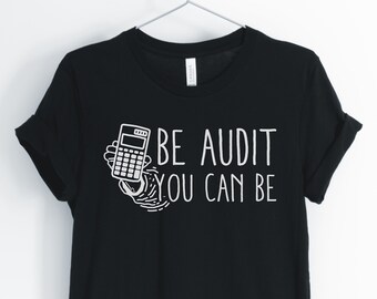 Puede incluir: Camiseta negra con un gráfico blanco de una mano sosteniendo una calculadora y el texto "BE AUDIT YOU CAN BE".