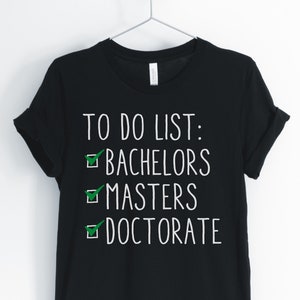 To Do List: Bachelors Masters Doktorat, Doktor Shirt, Doktortitel, Medizinische Studentin, Geschenk für Doktor, Unisex & Frauen-Shirts