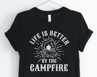 Life Is Better By The Campfire, Koszulka kempingowa, Uroczy kemping, Miłośnik kempingu, Koszulka z ogniskiem, Prezent kempingowy, Koszulki unisex i damskie