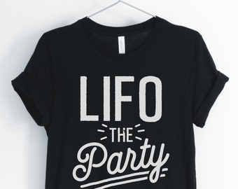 Puede incluir: Camiseta negra con texto blanco que dice "LIFO the Party".