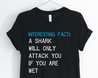 Un tiburón sólo te atacará si eres mojado, tiburón, camisa de tiburón, tiburón divertido, camiseta del propietario del tiburón, camisa de uníste y de mujer