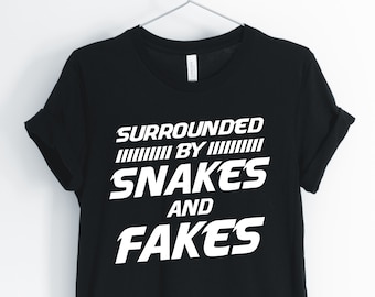 Rodeado de serpientes y falsificaciones, serpiente, camisa de serpiente, serpiente divertida, propietario de serpiente, camisas de reptiles, regalos de serpiente, unisex & camisas de las mujeres