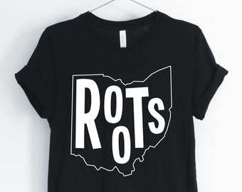 Könnte beinhalten: Schwarzes T-Shirt mit einem weißen Umriss des Bundesstaates Ohio und dem Wort "ROOTS" innerhalb des Umrisses.