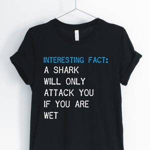 Ein Hai wird nur Sie angreifen, wenn Sie nass, Hai, Hai Shirt, lustige Hai, Hai Besitzer T-Shirt, Unisex und Frauen Shirts sind