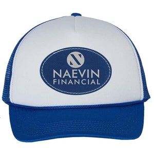 Puede incluir: Gorra de camionero azul y blanca con el texto "NAEVIN FINANCIAL" en letras blancas sobre un parche ovalado azul marino. La gorra tiene un panel frontal blanco, una visera azul y una parte trasera de malla azul.