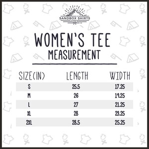 以下が含まれることがあります： インチで測定されたレディースTシャツのサイズを示すチャート。チャートは、サイズS、M、L、XL、2XLのシャツのサイズ、長さ、幅を示しています。