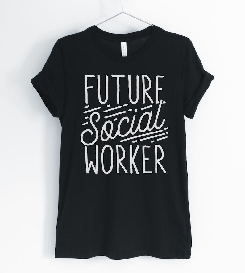 K&ouml;nnte beinhalten: Schwarzes T-Shirt mit wei&szlig;em Text, der "FUTURE SOCIAL WORKER" lautet.