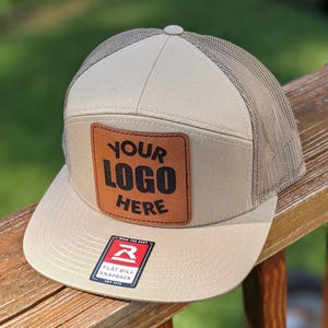 Bonés com Logotipo da Empresa | Bonés Trucker Personalizados de 7 Painéis em Grande Quantidade | Bonés com Patch de Couro | Bonés Snapback