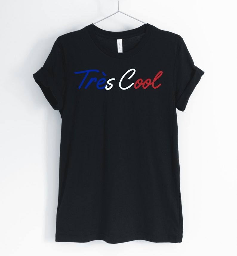 Peut inclure: T-shirt noir avec le texte "Tr&egrave;s Cool" en lettres bleues, blanches et rouges.