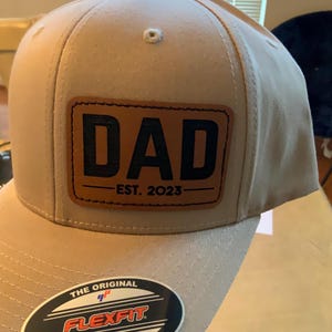 Personalizowana czapka dla taty | Dopasowana naszywka ze skóry ekologicznej | Klasyczna czapka Flexfit dla taty | Prezent na Dzień Ojca