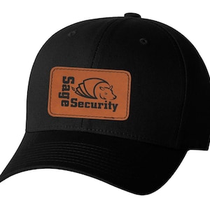 Puede incluir: Gorra de béisbol negra con un parche de cuero marrón que presenta un logotipo de un armadillo estilizado y el texto "Sage Security".