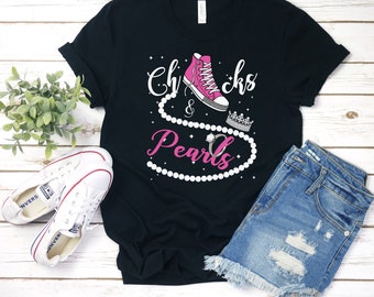Chucks and Pearls T-shirt 2024, Inspirerande T-shirt, Vängåva, Tro-T-shirt, Rosa Chucks, Unisex- och Damtröjor