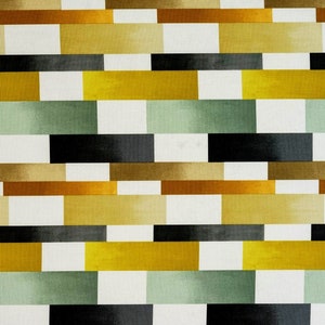 以下が含まれることがあります： 白地に緑、黒、茶色、金、黄色の水平なストライプで構成された抽象的な幾何学模様です。