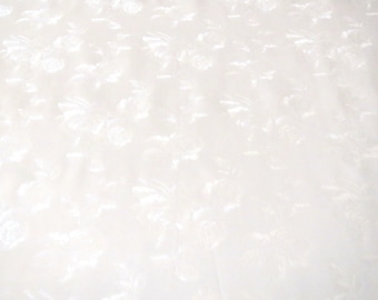 Mantel de PVC con rosas blancas grandes sobre fondo blanco, lavable, de vinilo o plástico, redondo, cuadrado, ovalado o rectangular.