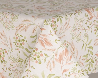 Mantel de hule con estampado de bosque, con hojas de melocotón y verde sobre tela de algodón color crema claro con revestimiento acrílico. Fácil de limpiar. Diseño fresco de verano.
