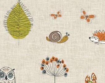 Mantel de hule con criaturas del bosque, zorros, setas, búhos, mariposas, caracoles y hojas. Tela de algodón con revestimiento de PVC mate. Fácil de limpiar.