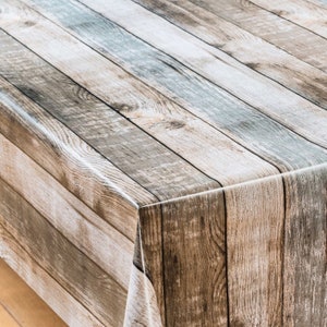 Może przedstawiać: Obrus winylowy w kolorze brązowym i białym z imitacją drewna. Obrus ma rustykalny wygląd i idealnie nadaje się do kuchni w stylu rustykalnym lub wiejskim.