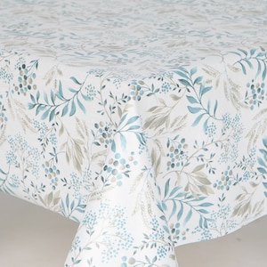 Könnte beinhalten: Weißes Tischtuch mit einem floralen Aquarellmuster. Das Design zeigt blau-grüne Blätter, Beeren und weizenähnliche Ähren in Grau- und Türkistönen. Der Stoff drapiert sich über eine Oberfläche und zeigt den detaillierten botanischen Druck.
